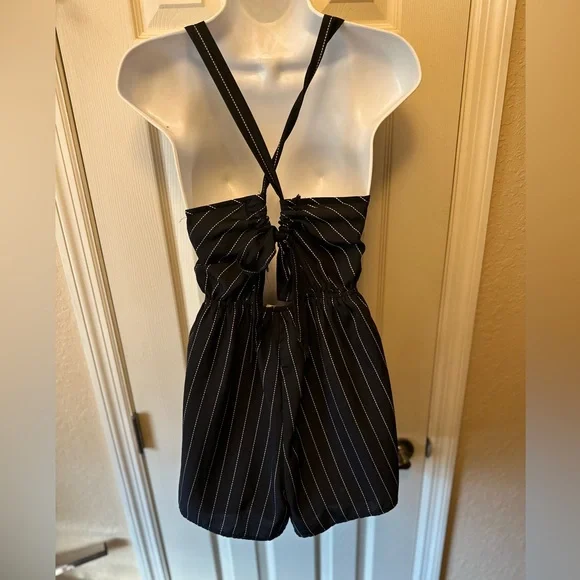 Black with white pinstripes keyhole romper - Picture 3 of 3